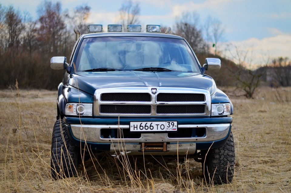 Рам расход на 100. Додж рам медведей. Dodge Ram Питер. Додж рам категория с.