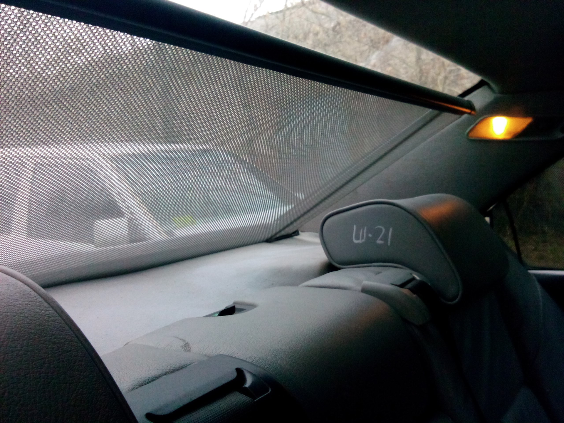 Вторая шторка. Шторка заднего стекла Volvo s60. Audi с4 задняя электрошторка. Ауди а8 задние стекла шторка. Солнцезащитная шторка Audi a4 b7.