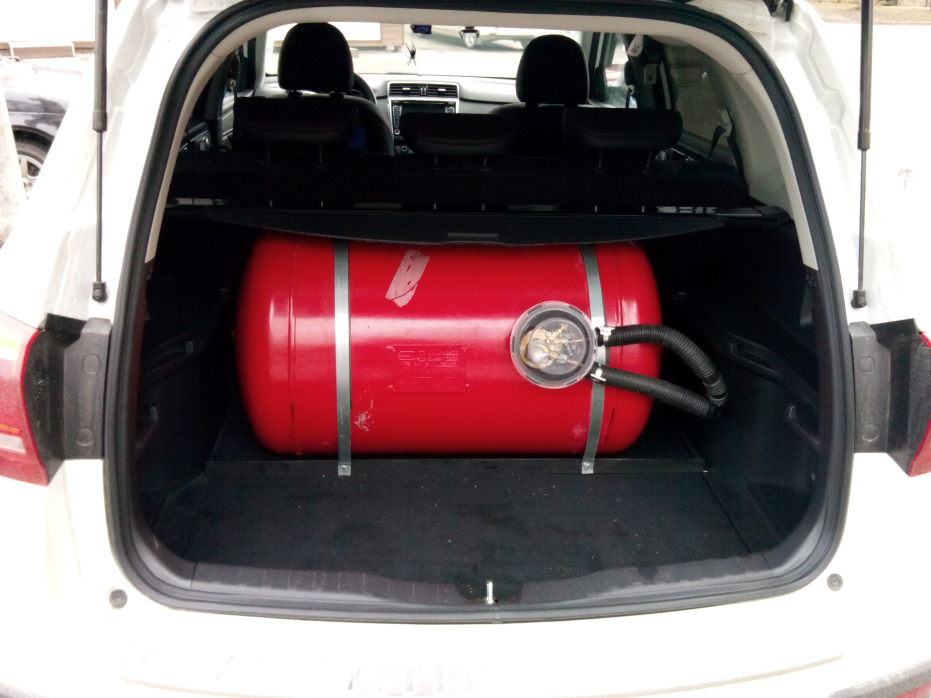 сузуки гранд витара 2010 газ балон. 7. 0 непосредственный впрыск топлива. хавал н6 гбо балон 93 литра. гбо на санта фе 2.