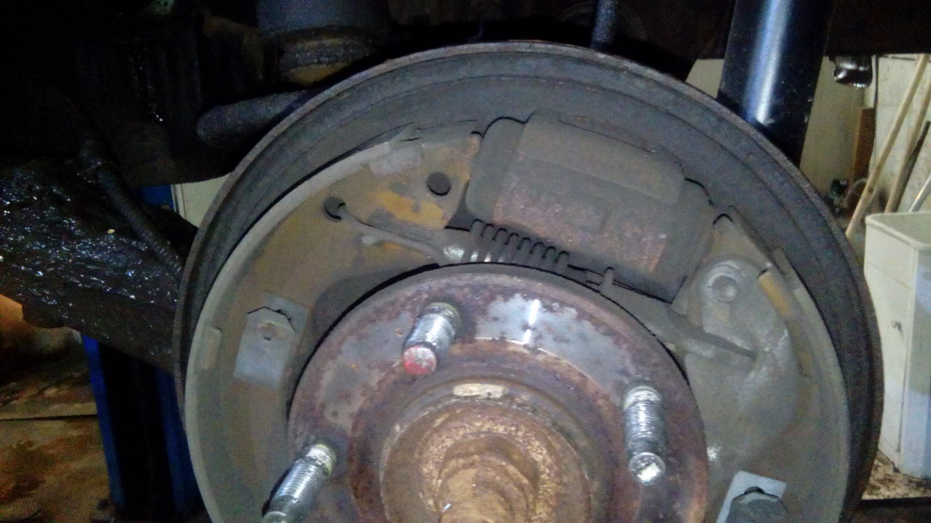 Универсал задние колодки мазда 626. Задние тормозные колодки мазда 3 бк. Замена задних колодок мазда. Замена задних колодок мазда. Колодки тормозные задние mazda 6.