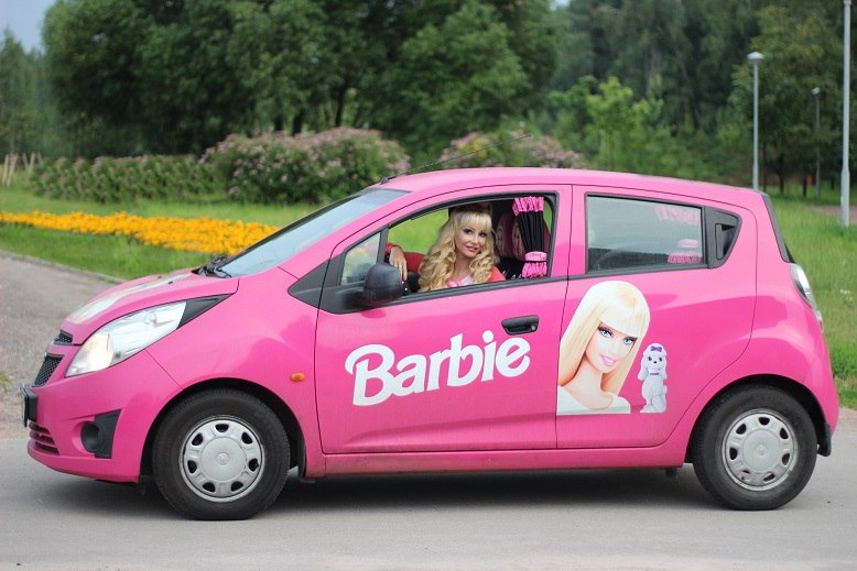 Включи маме машину. Розовый автомобиль. Маленькая розовая машинка. Машины для девочек. Розовая машина для девочки.