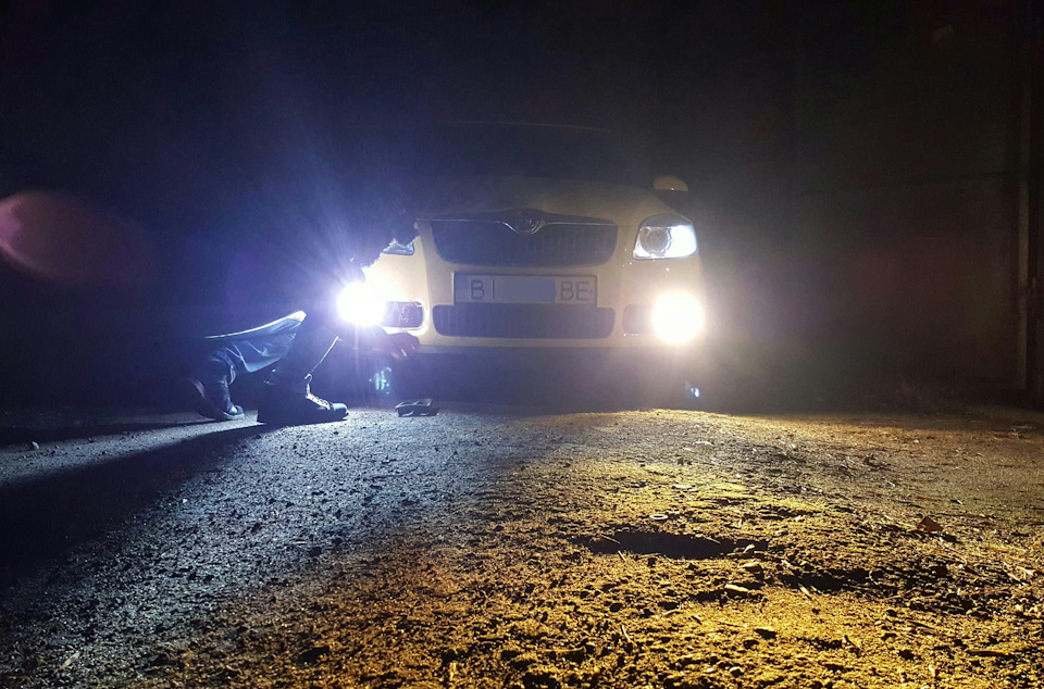 Замена лампочек в противотуманках — Skoda Fabia Mk2, 1,2 л, 2008 года ...