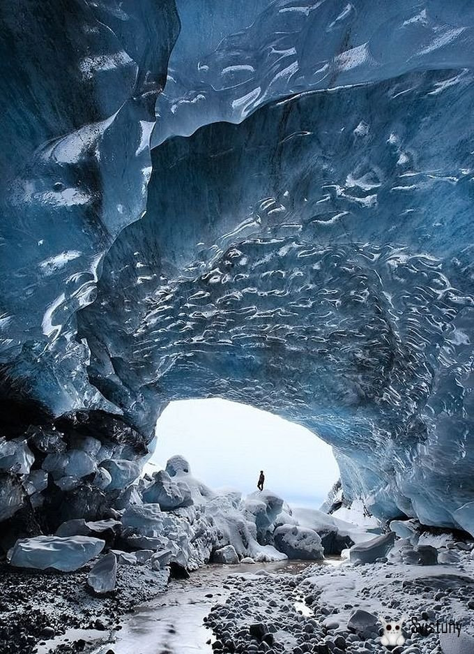 Ледяные пещеры почти не содержит пузырьков воздуха. 