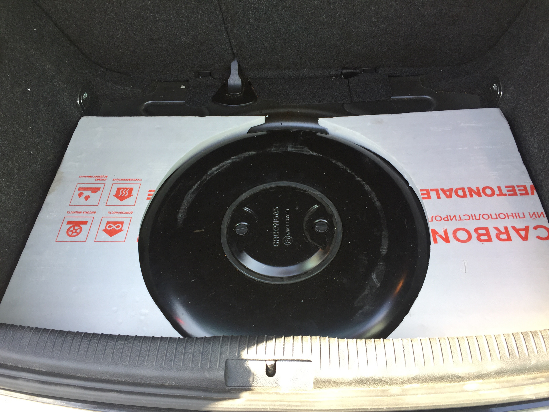 Как выровнять багажник. Вытягивание вмятины крышки багажника. Поло седан рихтовка двери. Как выровнять багажник. Газовый баллон на фольксваген пассат 2004.