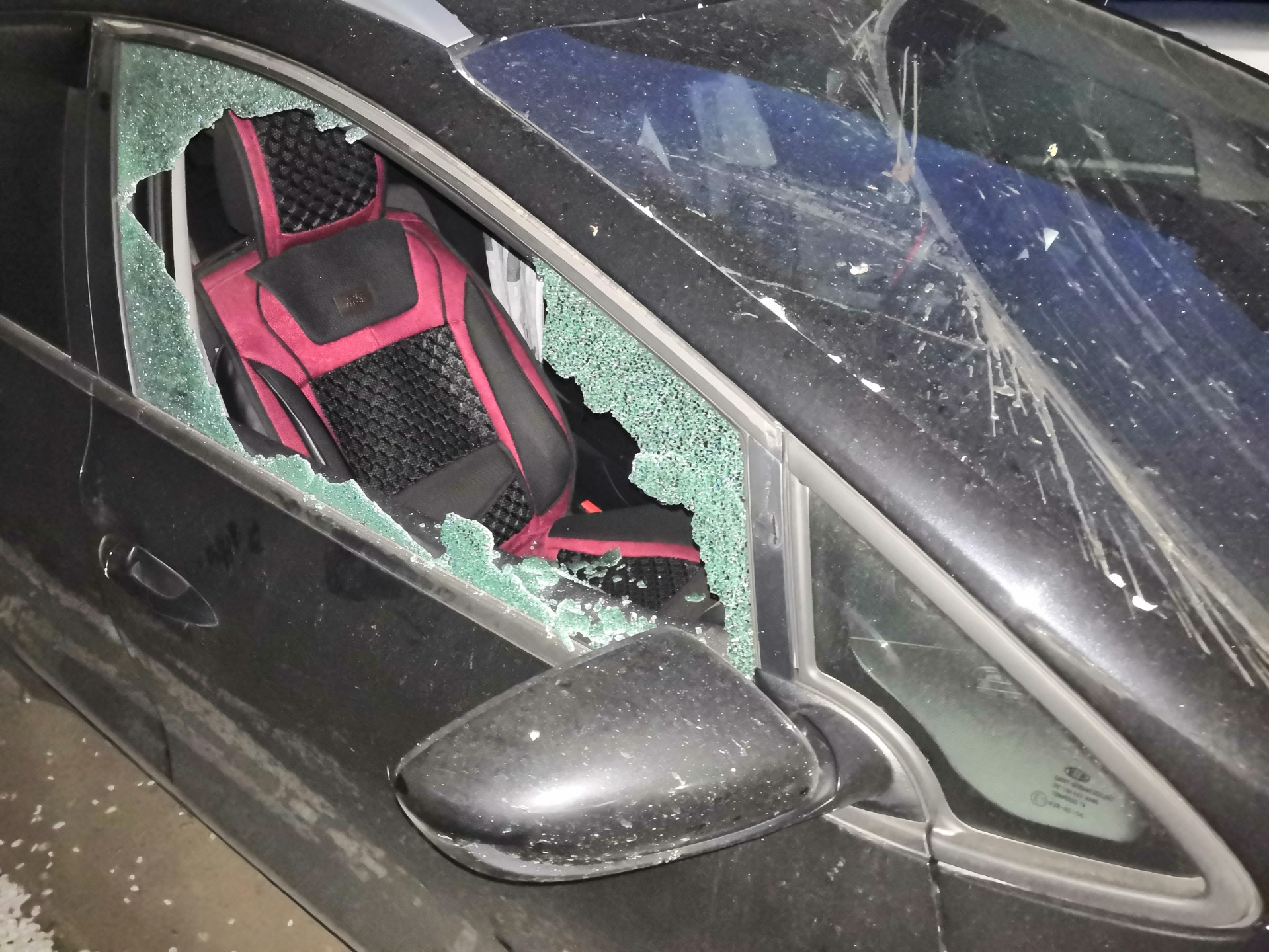 Снять разбитое. Меган 2 с разбитым водительским стеклом. Разбитое лобовое стекло. Разбили стекло в машине. Разбить стекло.
