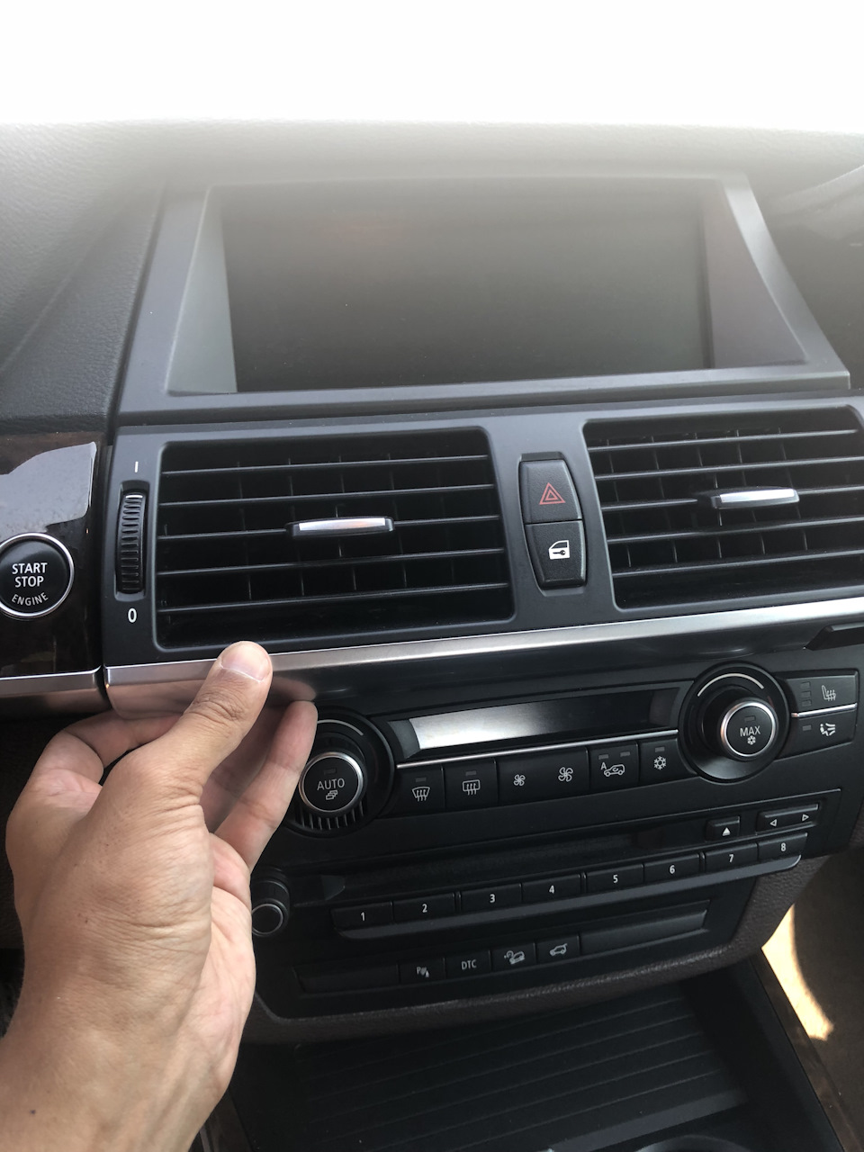 Экран е70. Панель мультимедиа bmw x5 e70. Дисплей на бмв х5 е70. Монитор x5 e70. Экран е70.