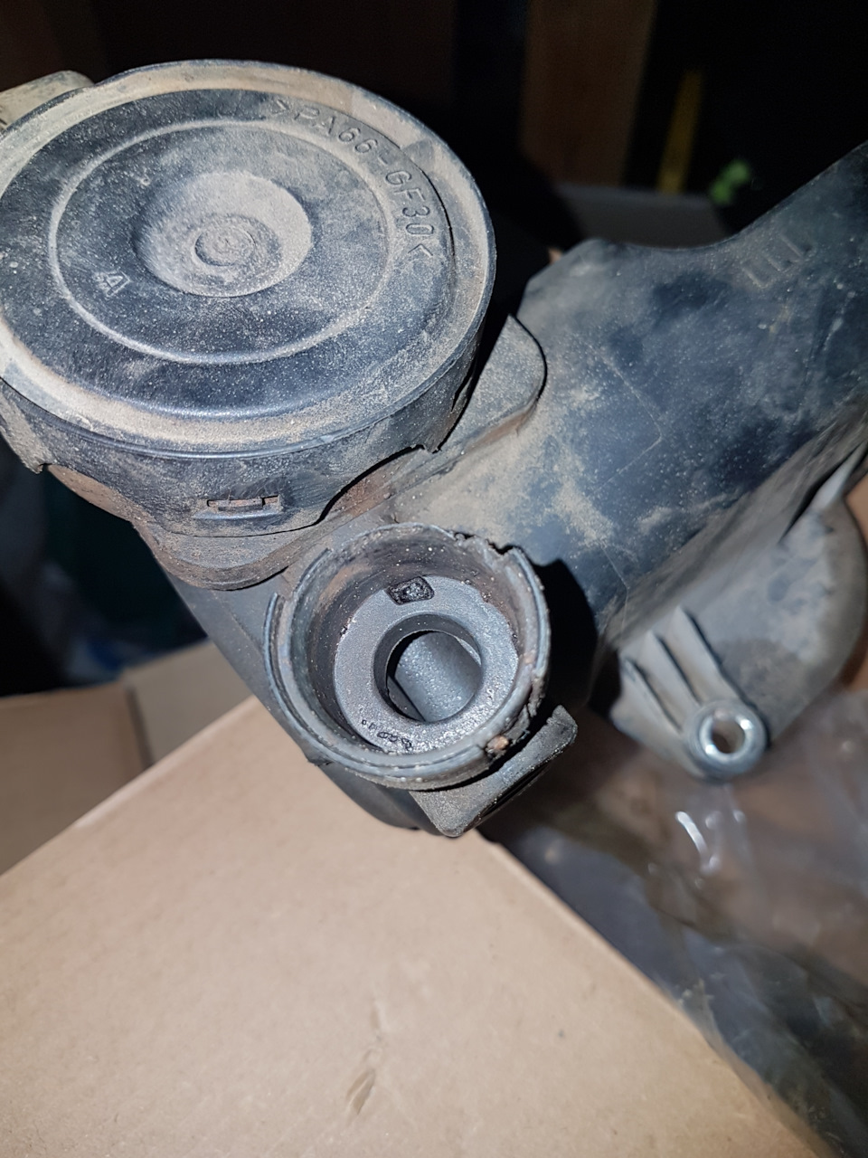 старый маслоотделитель, в котором не было найдено большой грязи — Volkswagen Golf Mk4