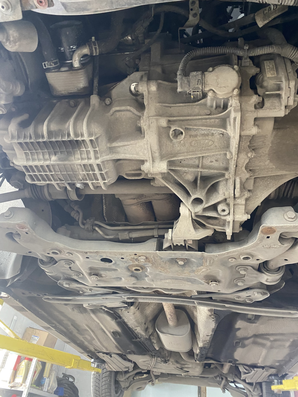 Замена масла  Генезис 5w30 — Ford Focus III Wagon, 1,6 л, 2015 .