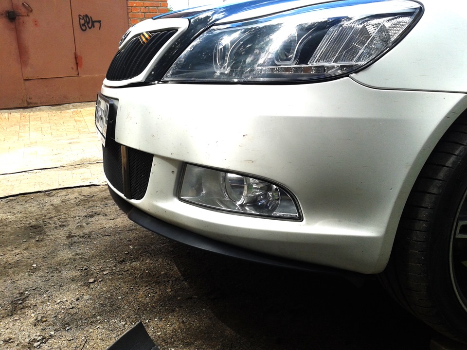 Королла губа из бампера. Губа самурай гранта. Установка универсальной губы на бампер. Губа на передний бампер octavia a5. Установка губы на передний бампер.