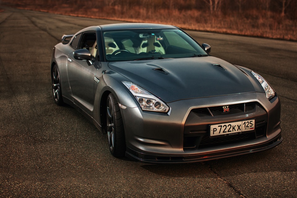 Nissan GTR r35 и девушка