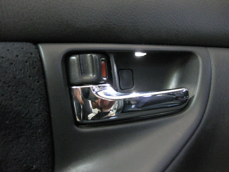 Дверная ручка на машине. Накладки ручек дверей Toyota Corolla 120. Ручка двери внутренняя Corolla (ae10#,ce10#,ee10#). Внутренняя ручка двери Виш Тойота. Тойота 2003 ручки двери внутренних.
