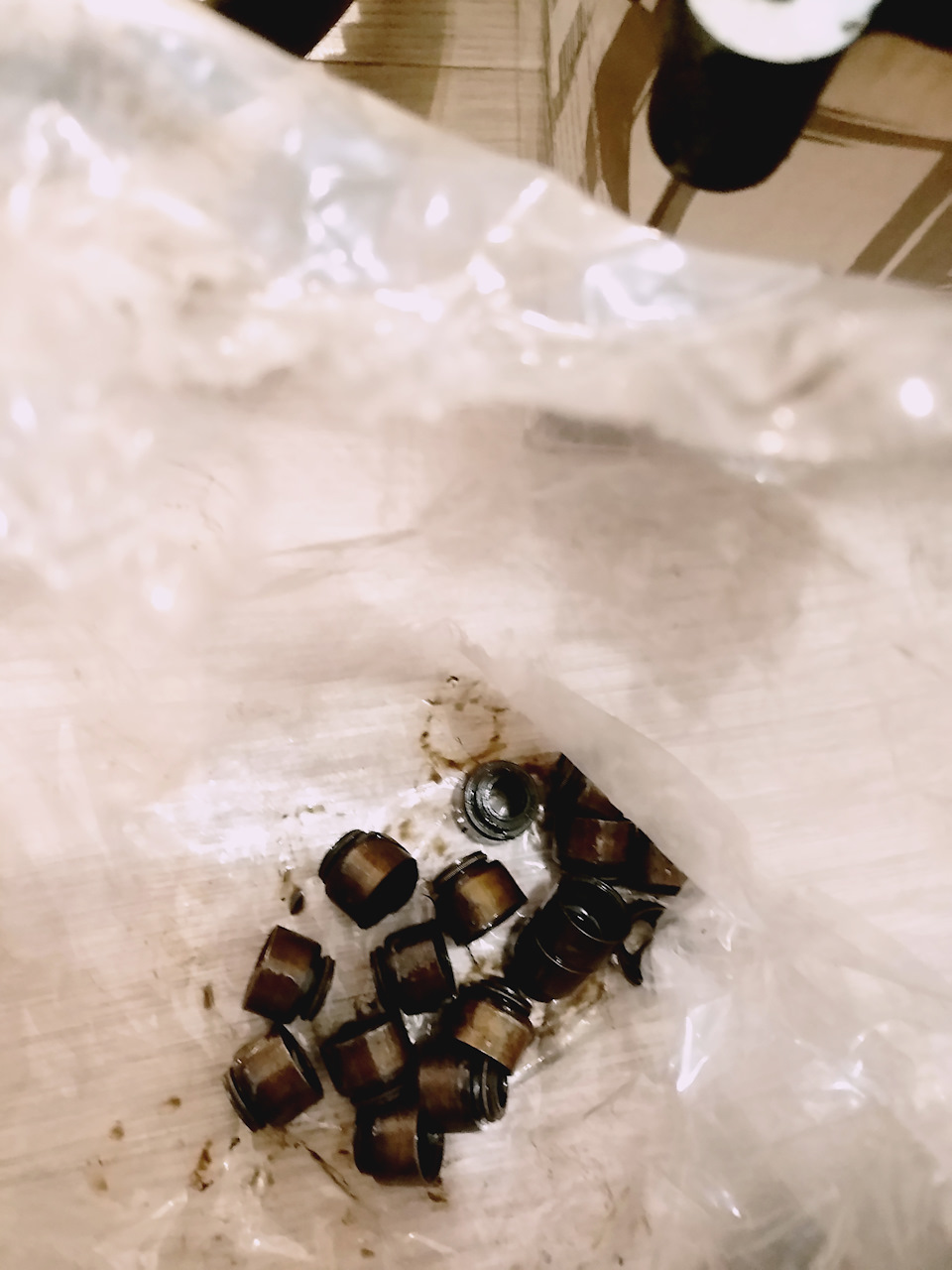 Довольно таки трудоёмкая процедура замены колпачков, но меняли без снятия гбц — Mitsubishi Carisma