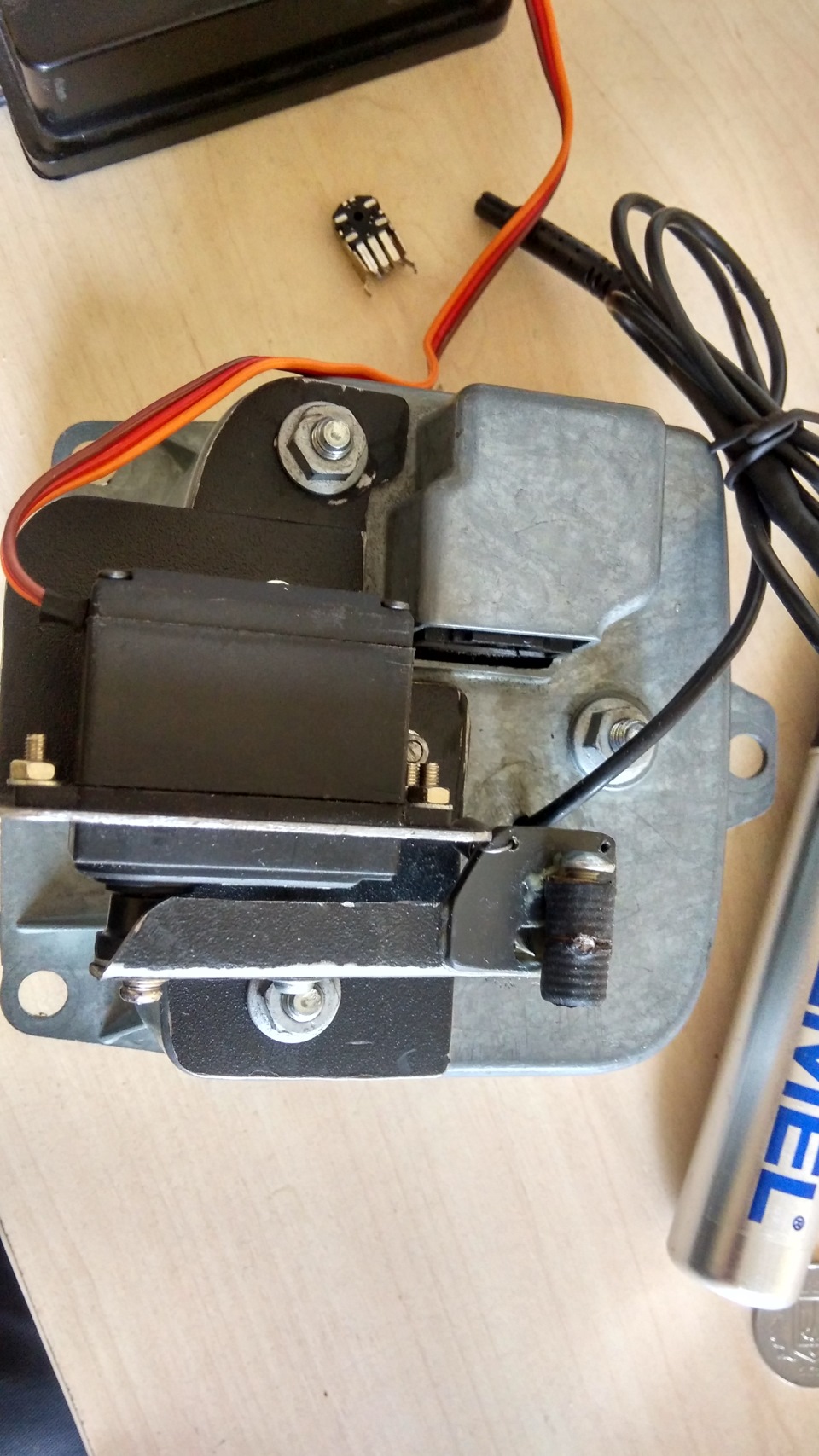 Сервопривод открытия кнопки — SEAT Leon (Mk II)