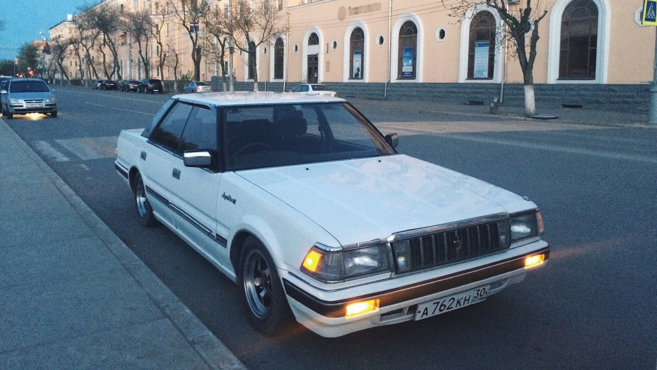 Машина 1987 года. Toyota Crown VII (s120). Toyota Crown 1990. Toyota Crown s120 1987. Тойота Краун s120 1987.