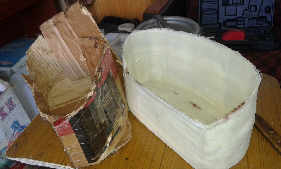 Через сутки извлёк картон. Я его снаружи полностью обмотал скотчем, и с извлечением проблем небыло. А внутренняя часть получившегося бардачка получилась глянцевая(На фото ниже видно). Так что скотча не жалейте. — Chevrolet Niva (1G)