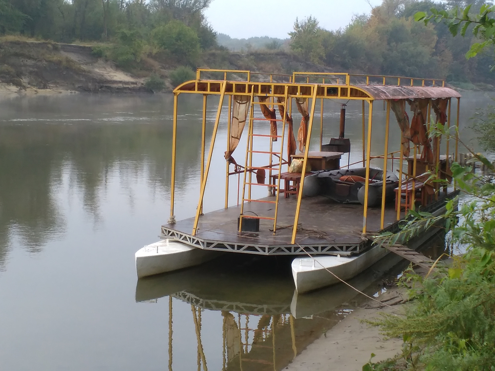 Плот домик на воде