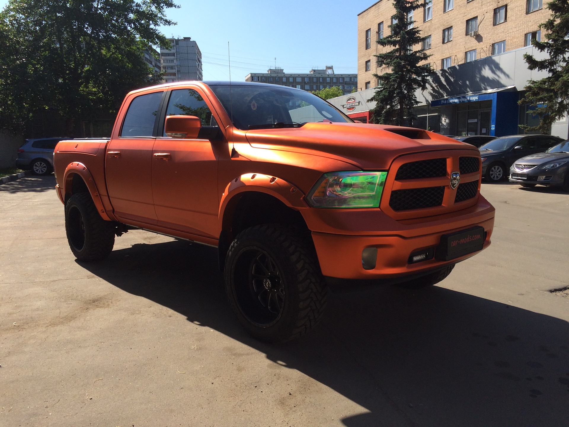 Пленка рам. Dodge Ram 2022 оранжевый. Dodge Ram матовый. Додж рам оранжевый матовый. Додж рам 4 оранжевый.