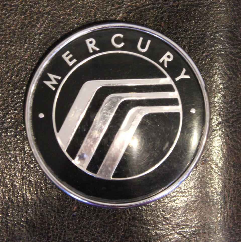 Дав значок. Mercury logo машина. Шильдик значок Mercury cougar. Марка автомобиля с полосками. Марка авто с тремя полосками.