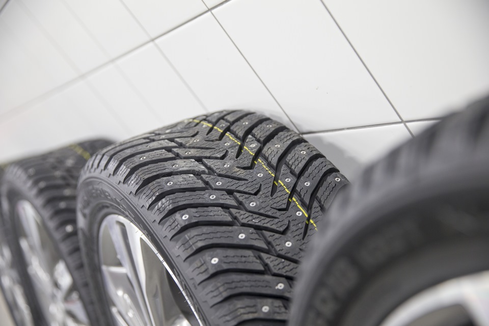 Зимняя шины nokian r19. Hakkapeliitta 8. Nokian Tyres Hakkapeliitta 8 225/50 r18 99t. Nokian Tyres Hakkapeliitta 8 зимняя шипованная. Nokian Hakkapeliitta r3 SUV.