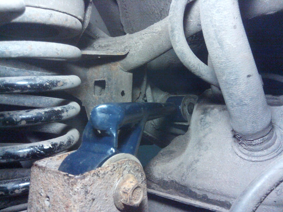 без нагрузки — до бака и распорки рамы примерно одинаковое расстояние — Great Wall Safe