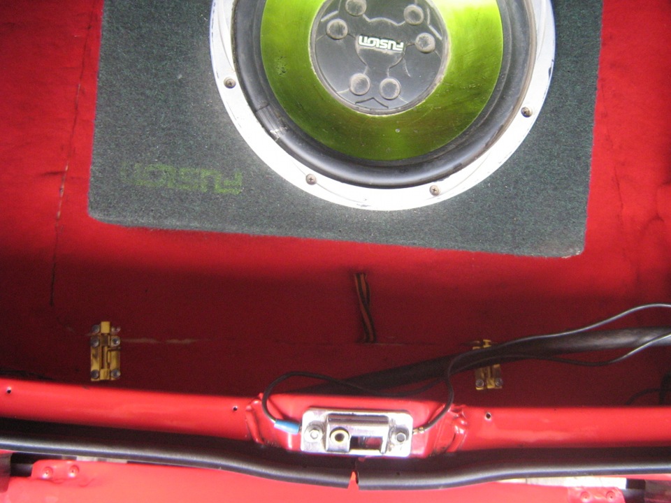 Аккумулятор в багажнике а фоздухан на месте — Lada 2114, 1,6 л, 2005 ...