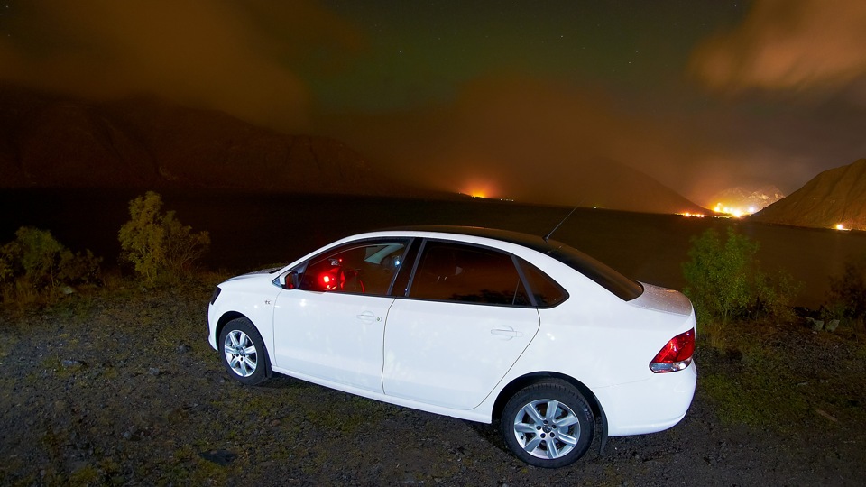 Volkswagen Polo Sedan "Black on White"