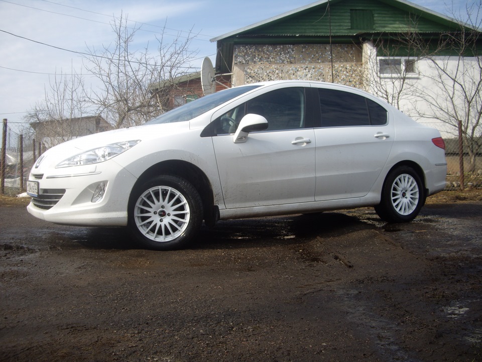 Пежо 408 замена. Peugeot 408 диски. Пежо 408 на 17 дисках. Пежо 408 белый r17 диски. Пежо 408 диски 16.