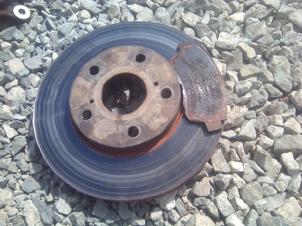 Заклинило тормозной суппорт — Toyota Mark II Qualis, 2,5 л, 1998 года ...