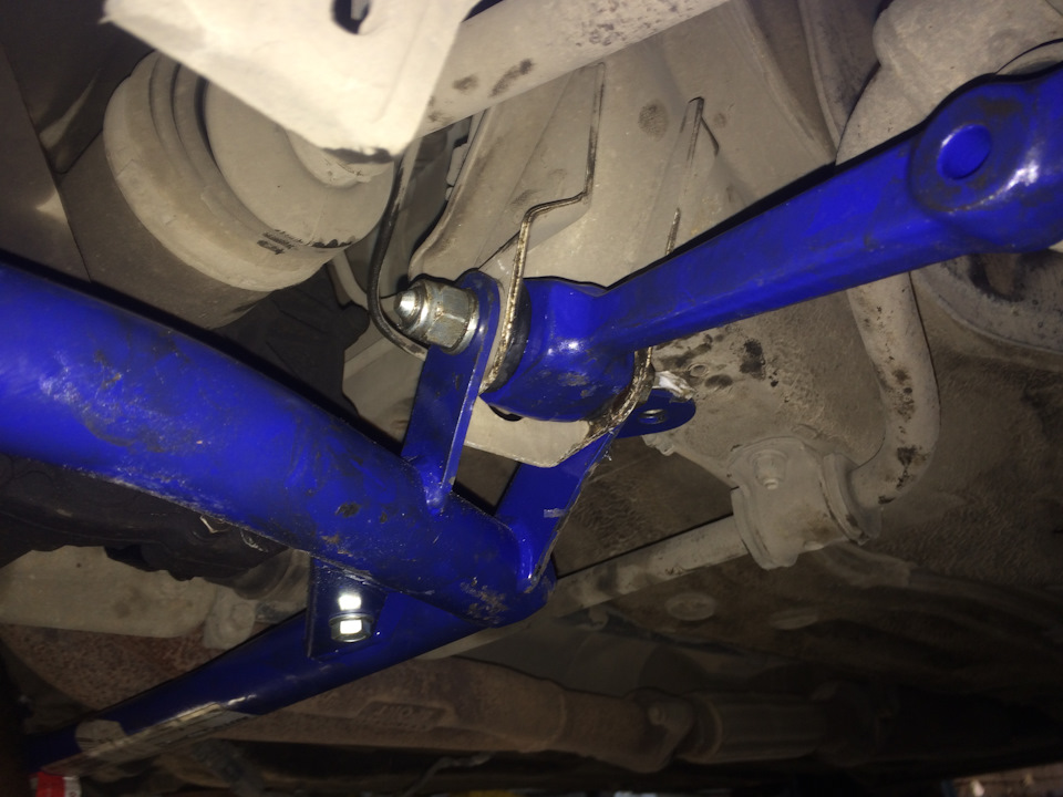 Треугольный рычаг — Lada Приора хэтчбек