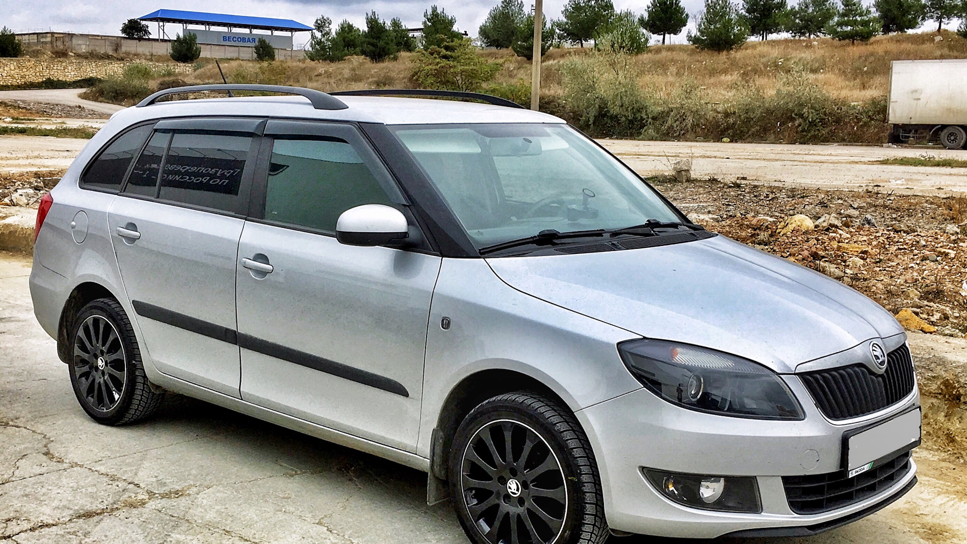 Skoda Fabia белая тюнинг