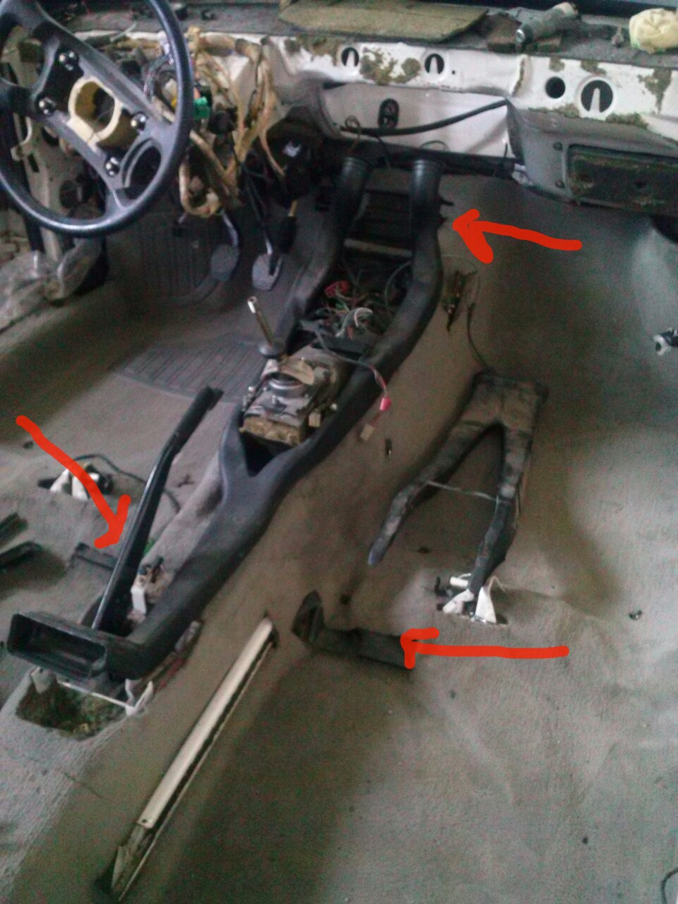 Сам воздуховод под ковром — Audi 100 (C3)