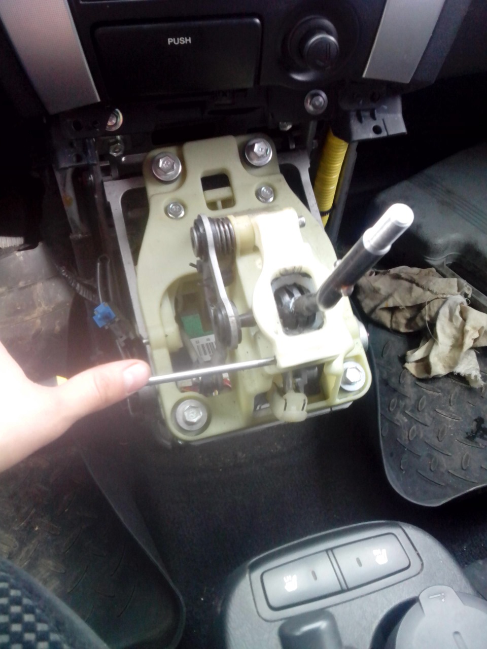 Как поменять подшипник кулисы — Hyundai Tucson (JM), 2 л, 2008 года ...