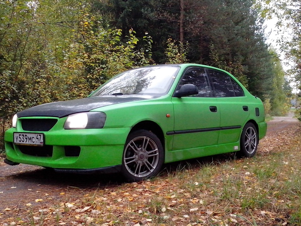 Гостиная в бирюзовом стиле. Гостиная в бирюзовом цвете. Бирюзовый акцент. Сочетание цветов бежевый бирюзовый в интерьере бирюза. Гостиная с бирюзовым диваном.