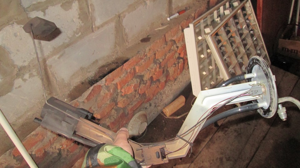 Замена фильтра бензонасоса — Lada 21073, 1,5 л, 2006 года | своими ...