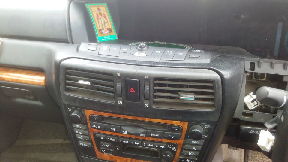 Разбор пластика щитка приборов — Nissan Gloria (11G), 3 л, 2001 года ...