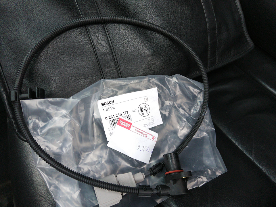 Датчик положения коленчатого вала (ДПКВ) — Audi A4 (B6). Запчасти на фото: 0261210177