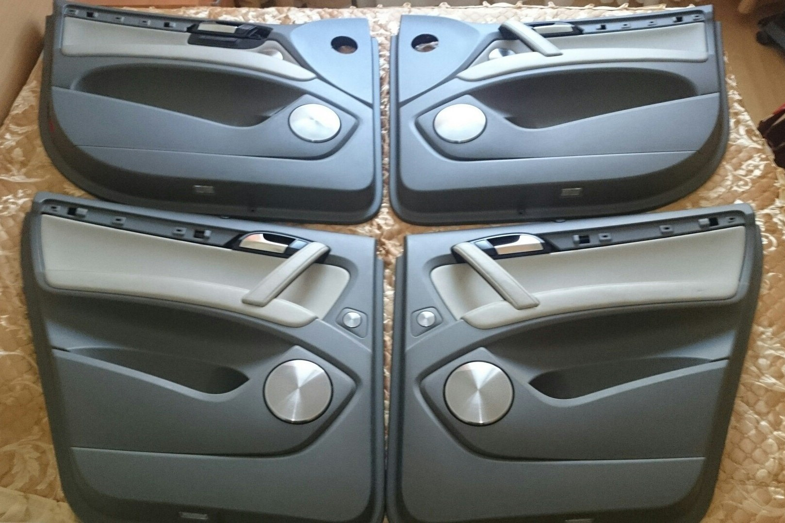 Обшивки кожа дверей ауди. Перетяжка дверей audi a7 rs. Audi q8 двери. Дверная карта audi q7. Дверная карта audi q7.