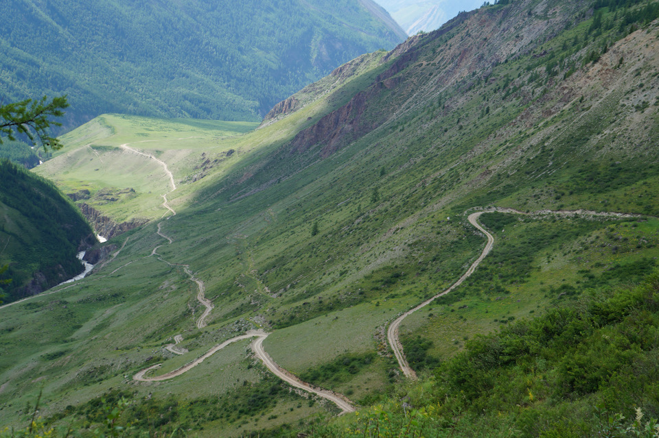 Вот он этот перевальчик. Сфотали на обратном пути. Выглядит почти без обидно — УАЗ Pickup