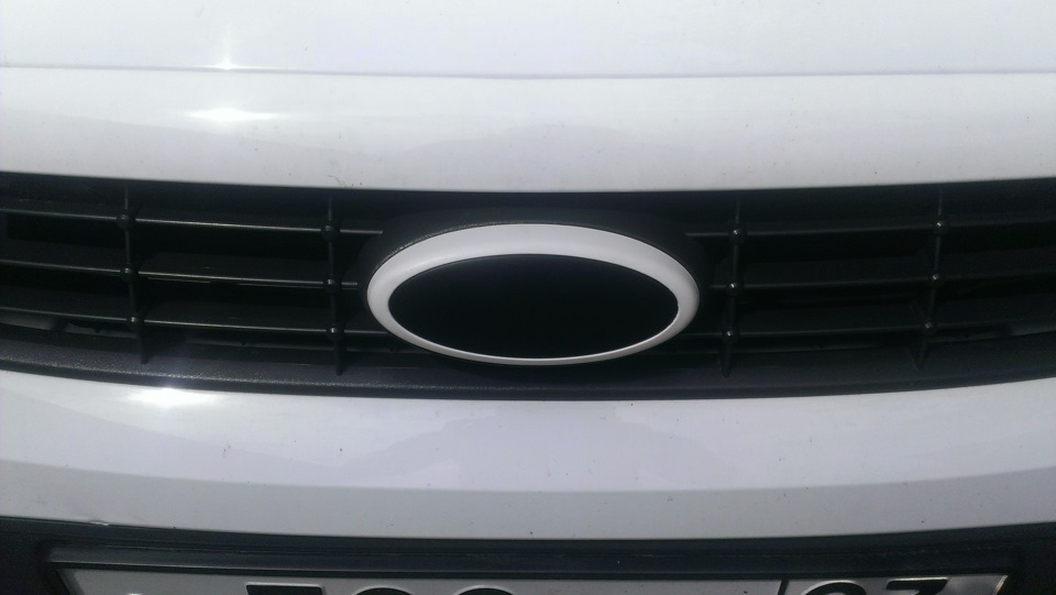 Передняя эмблема 2. Фото. — Ford Focus Hatchback II, 2 л, 2010 года ...