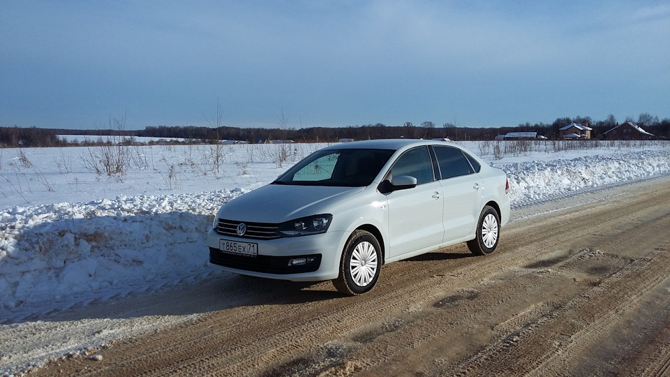 Авито фольксваген поло. Фольксваген поло 2014 серебристый зимой. Volkswagen Polo седан белый зимой. Белый седан Volkswagen Polo зима. Фольксваген поло белый 2018 зима.