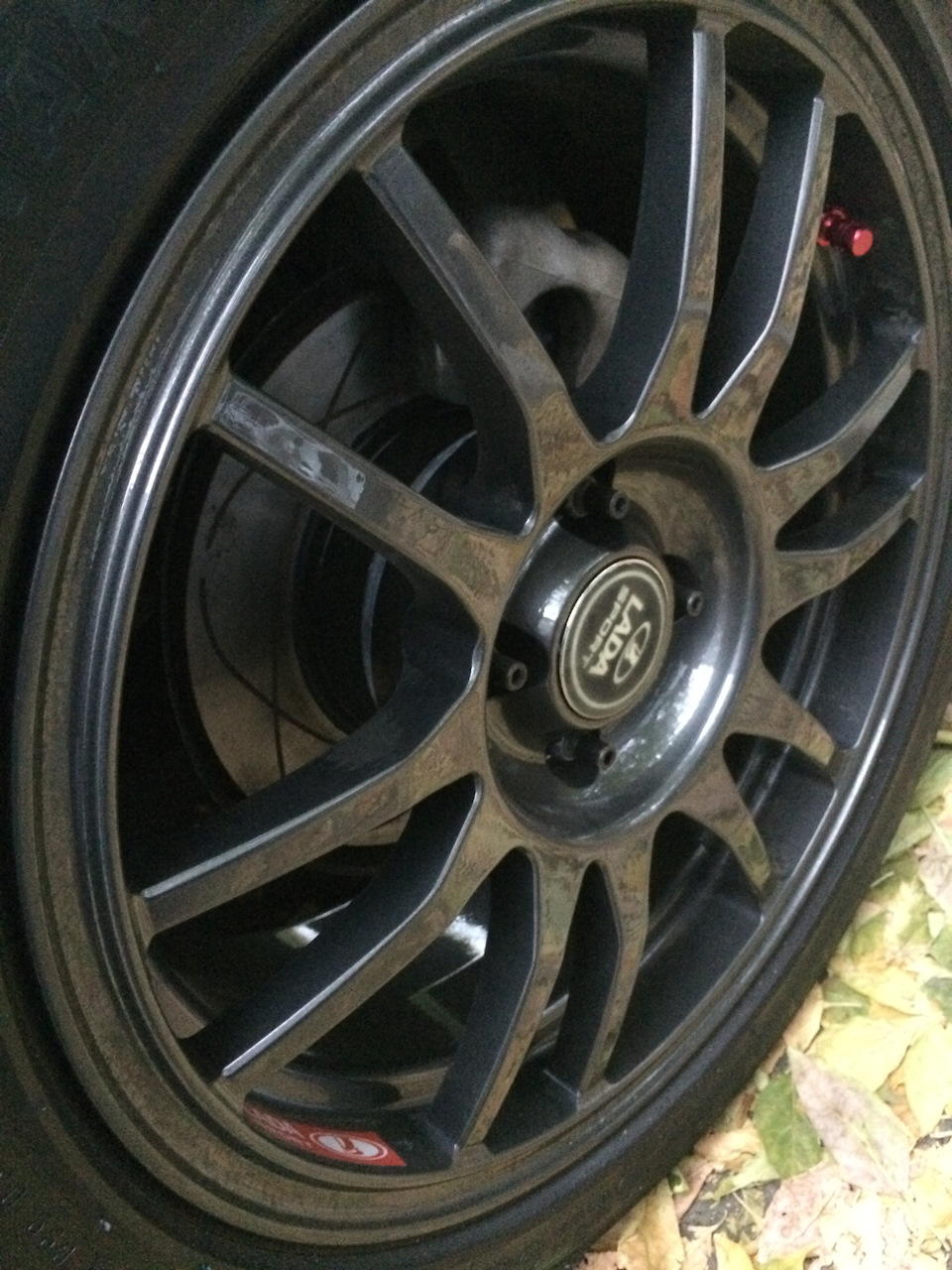 Слева — Lada Granta Sport