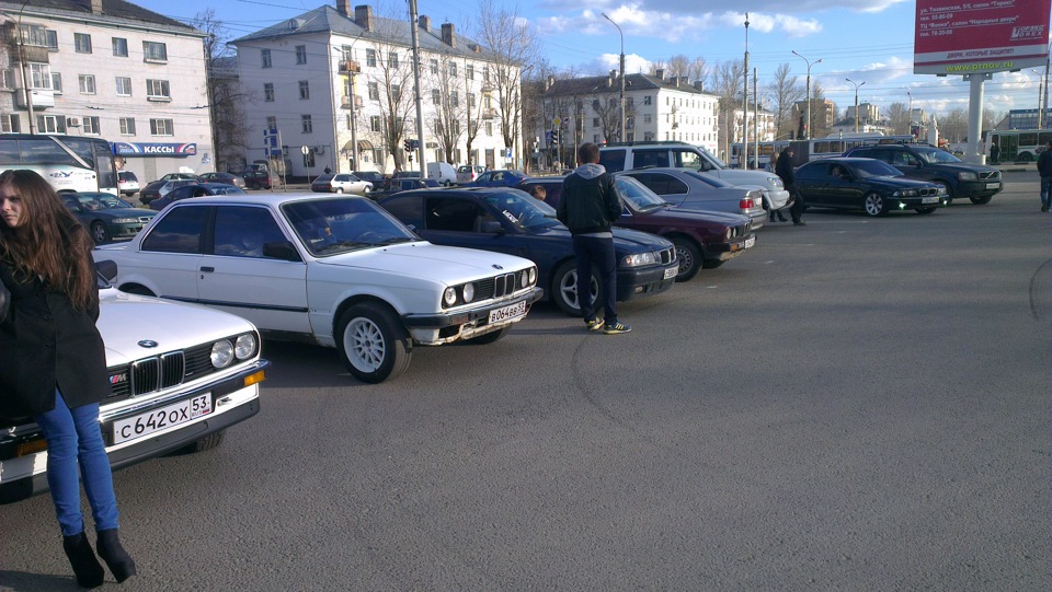 Великий Новгород, небольшой слёт Баварцев — BMW 7 series (E32), 3,5 л ...