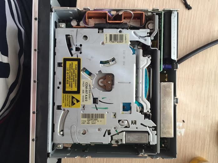 Вот так сбоку спряталась arduino — Audi A4 Avant (B7)