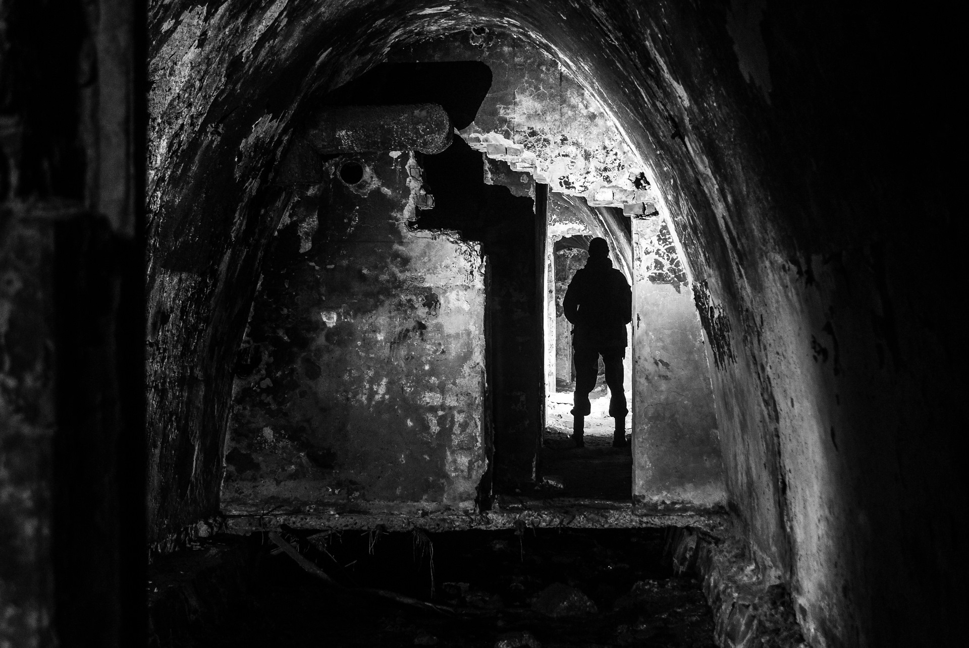 Погасив свет комната погрузилась во мрак впр. Калининградская область мрак. Дом с колодцем во мраке. Киев погрузился во мрак.