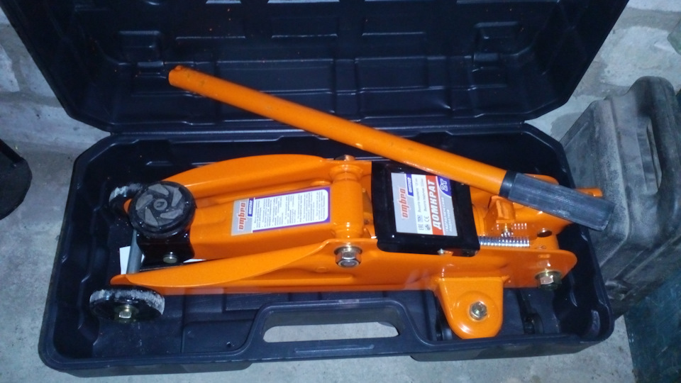 OHT202C Домкрат подкатной в кейсе 2 т. 135-330 мм. OMBRA | Запчасти на ...