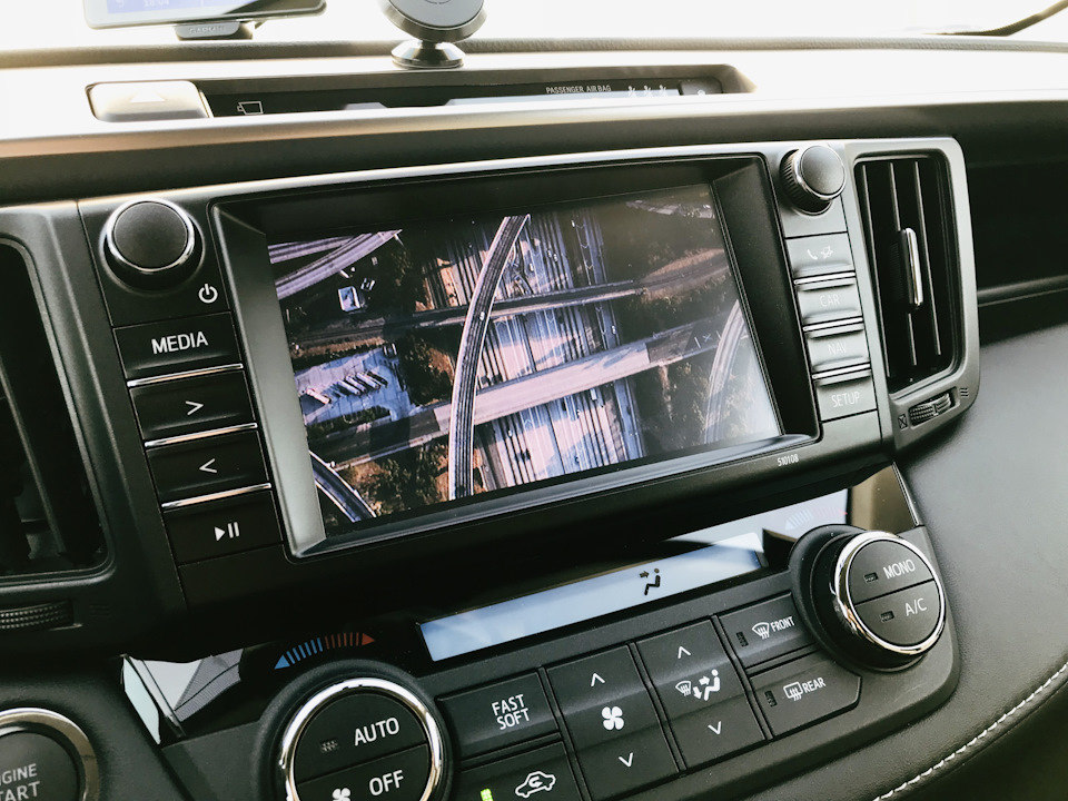 Картинка достаточно хороша для ОЕМ экрана и не бликует! — Toyota RAV4 (IV)