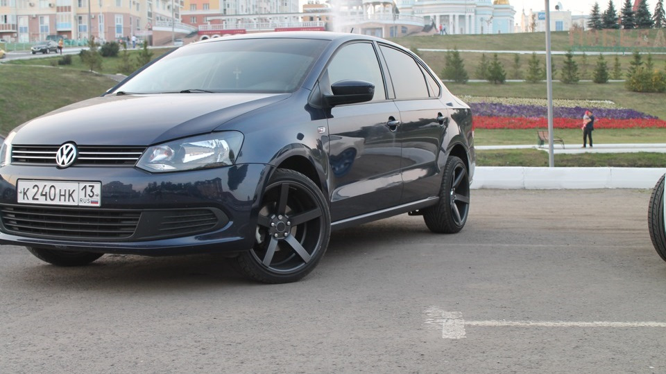 черный vw polo r17