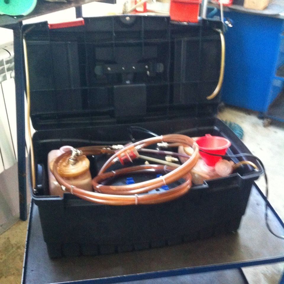 Замену произвели через такой вот аппарат методом замещения. Ушло 1.8 литра. — Audi A4 Avant (B7)