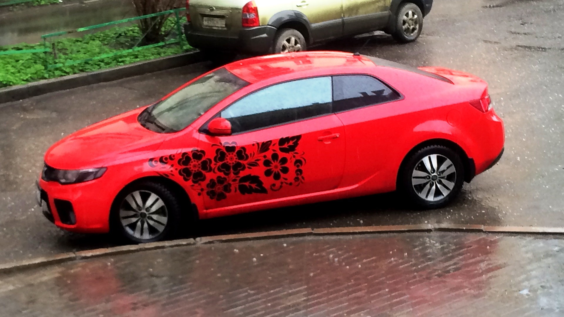 Kia Cerato Koup белая в наклейках