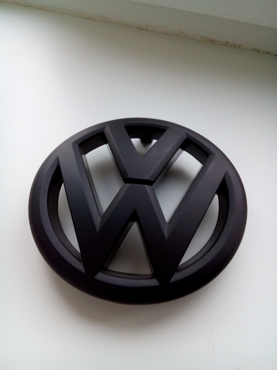 Светящаяся эмблема фольксваген. Черный значок Фольксваген. VW светящийся логотип. Значок Фольксвагена черный матовый.